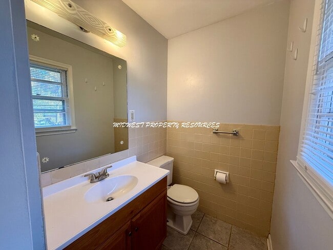 Building Photo - 4 Bedroom Home Near Downtown Lee’s Summit