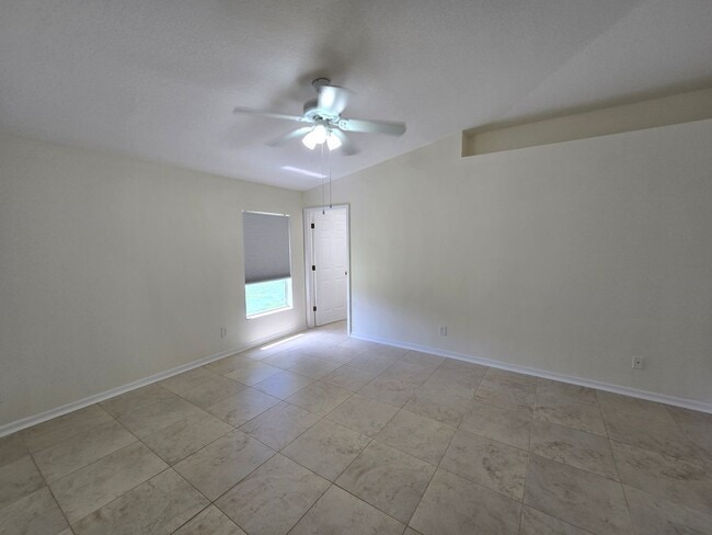 Building Photo - 4 Bedroom 2 Bathroom in Waterford Lakes