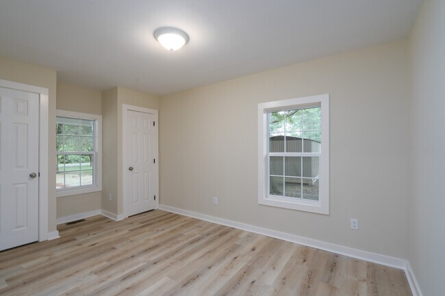 Building Photo - 185 Garden Ln