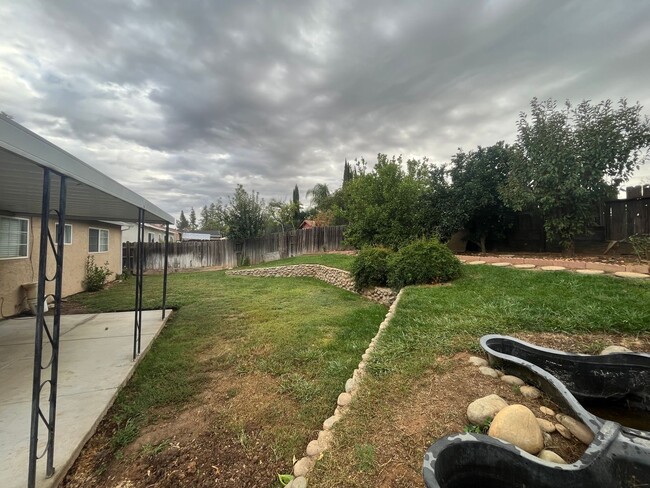 Building Photo - 3bed 2bath available in Rosemont! Pet frie...