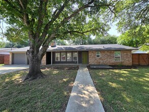 Building Photo - 1.5 Miles to Gruene / Fridge, Washer & Dryer Included / 2 Living Areas / Tons of Space / No Carpe...
