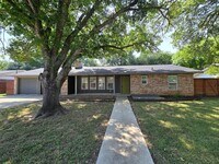 Building Photo - 1.5 Miles to Gruene / Fridge, Washer & Dryer Included / 2 Living Areas / Tons of Space / No Carpe...