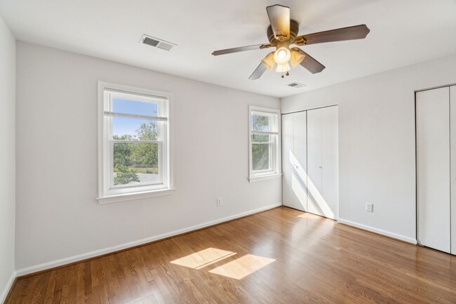 Building Photo - Wonderful, 4 level Arlington Brick townhome!