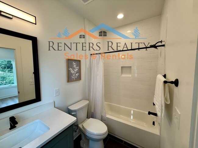 Building Photo - Stunning 2 Bedroom with Courtyard