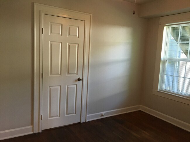 Building Photo - 812 E 30th St