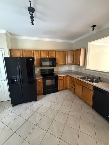 Building Photo - Room in Townhome on Reese Blvd W