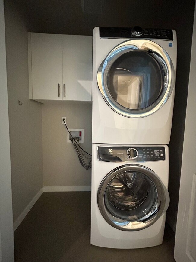 Building Photo - Stunning 3 bedroom 2 bathroom home in Meri...