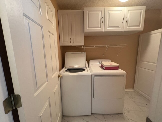 Building Photo - 3/2.5 Townhome Available Now!