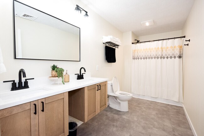 Building Photo - 128 W Madison St