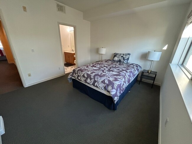 Building Photo - $1,000 OFF FIRST MONTH'S RENT!! Spacious 3 bedroom / 2.5 Bath Apartment in Emeryville, CA.