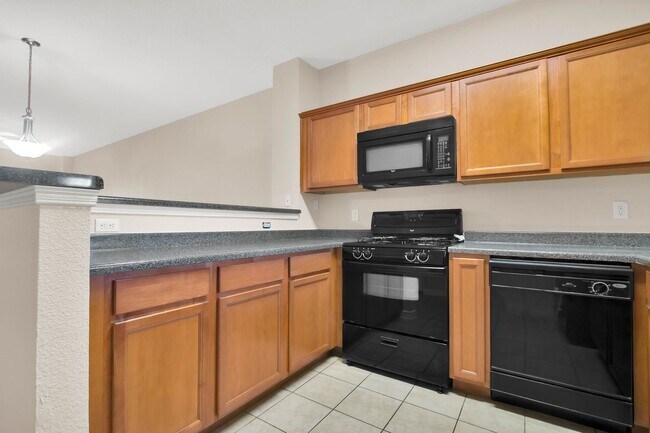 Building Photo - Adorable 3 bedroom 2.5 bath condo in Easts...