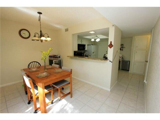 Building Photo - 8113 Baywood Dr