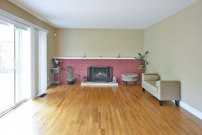 Building Photo - Beautiful 3 Bedroom + Office 2.5 Bath Home...