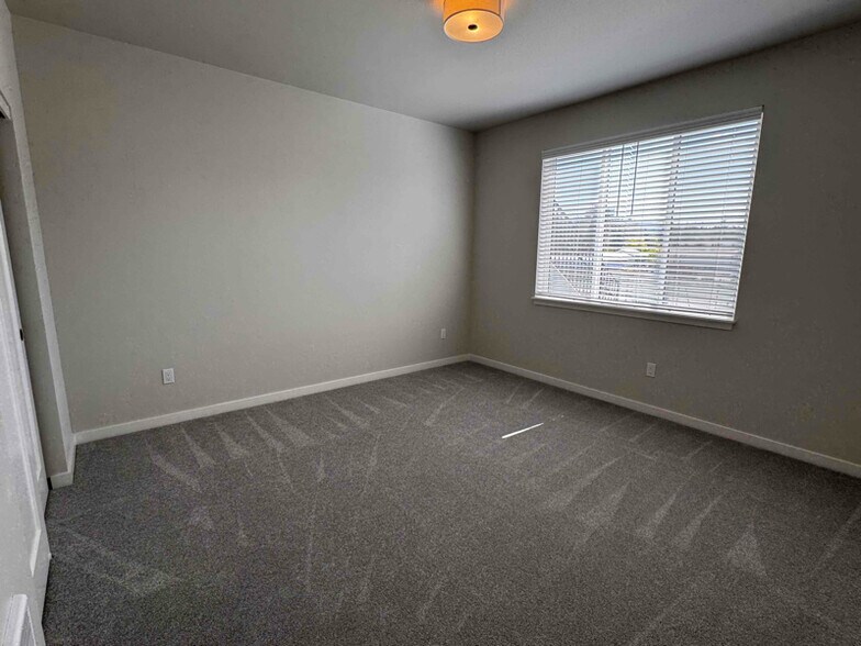 Building Photo - 896 E RR Ave