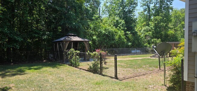 Building Photo - Nice Home with Many Amenities