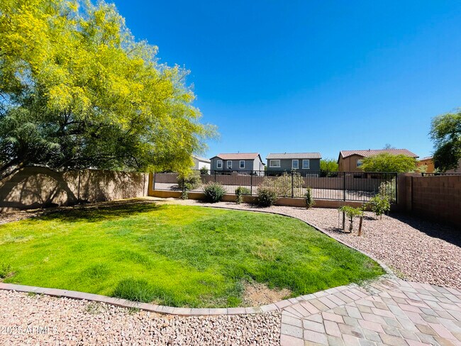 Building Photo - 841 E Lovegrass Dr