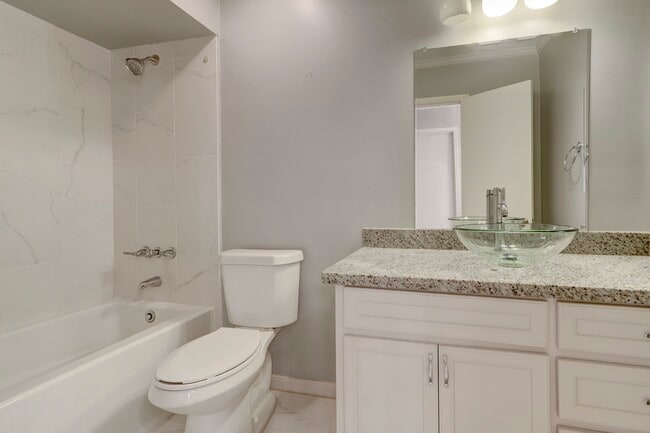 Building Photo - 353 N Post Oak Ln