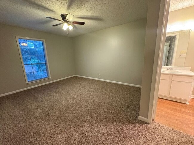 Building Photo - 3 Bedroom 2 Bath *Upstairs* Apartment in S...