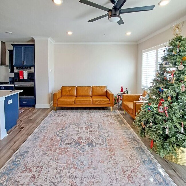 Building Photo - Gorgeous 4-Level Townhome with Rooftop Ter...