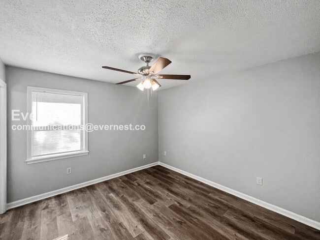 Building Photo - Limited Time Special Offer / 3 Bed, 1.5 Bath Home with Fenced Yard & Carport / Pet-Friendly / Com...