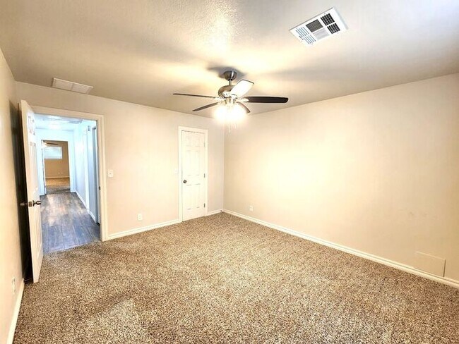 Building Photo - 4 Bed 2.5 Bath 2 Car Garage in Camelot Addition NW OKC