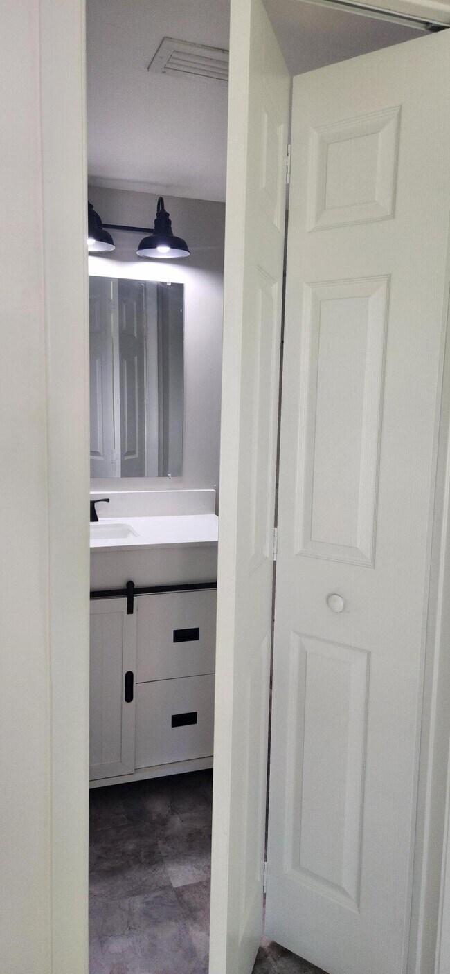 Building Photo - 6832 Palmetto Cir S