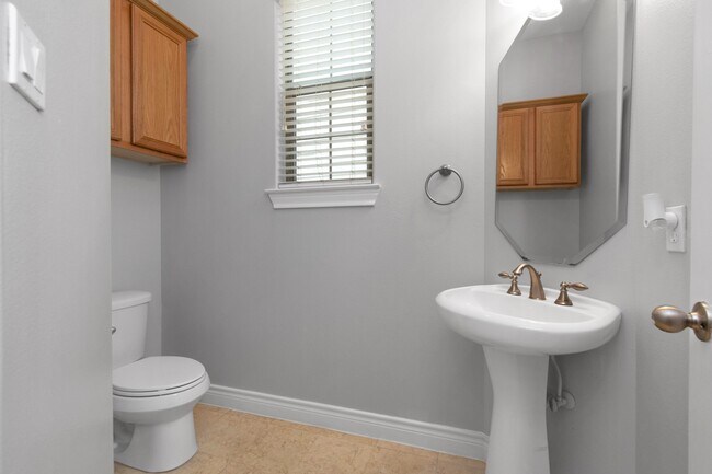 Building Photo - 9038 Lakes Dr
