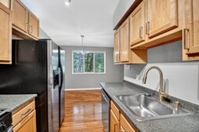 Building Photo - Fabulous 2BR/1BA Top Floor Condo in Grosve...