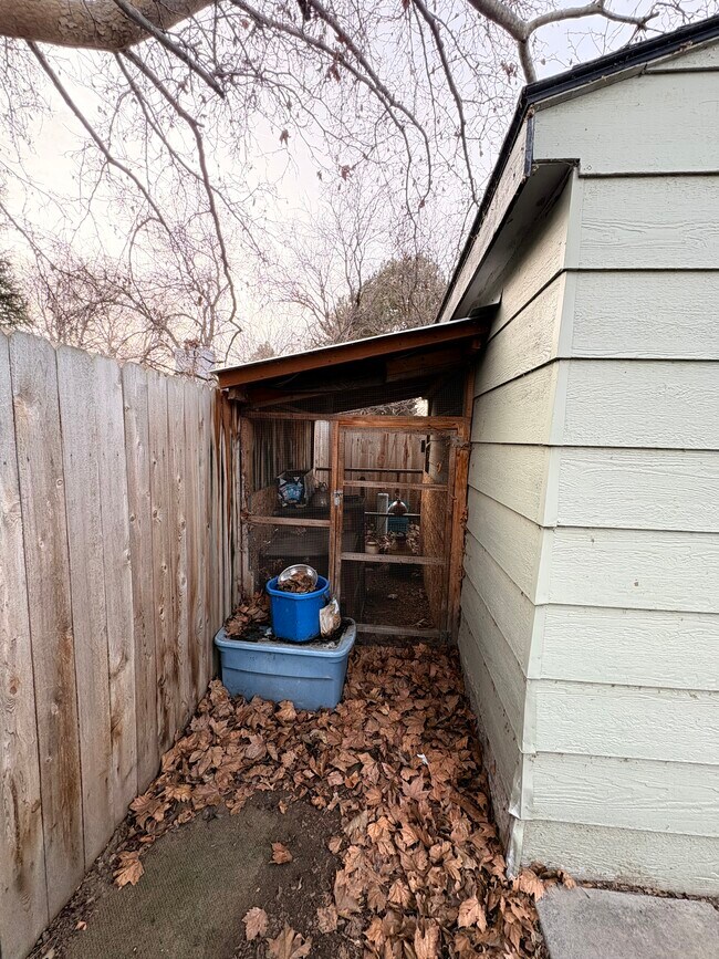 Building Photo - 1405 E Bergeson St