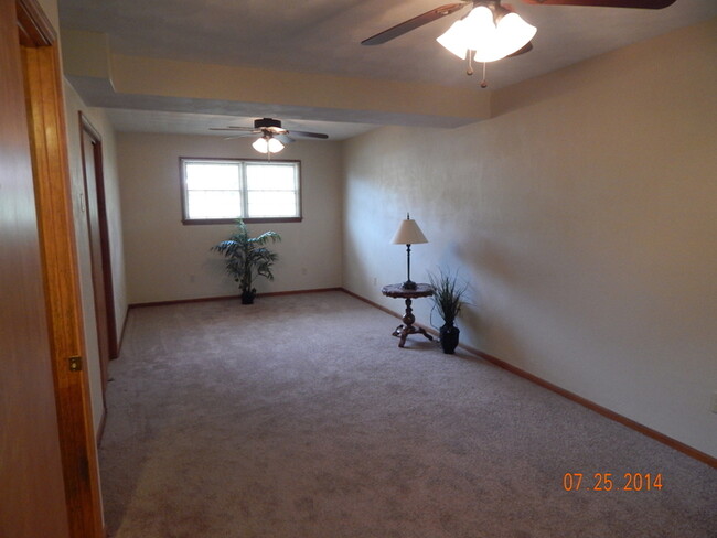 Building Photo - 3 bedroom, 2.75 bath, 2 car garage, family...