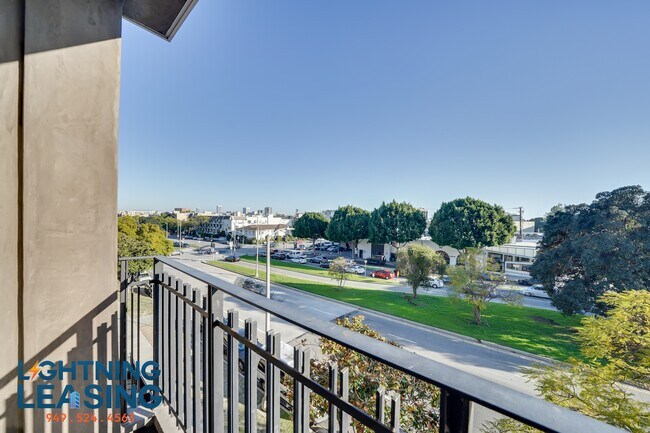 Building Photo - 8811-8812 Burton Way