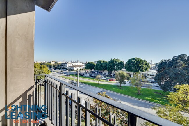 Building Photo - 8811-8813 Burton Way