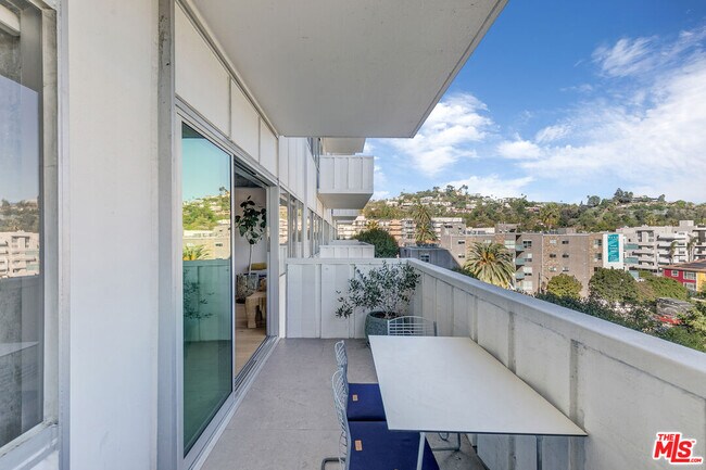 Building Photo - 7135 Hollywood Blvd