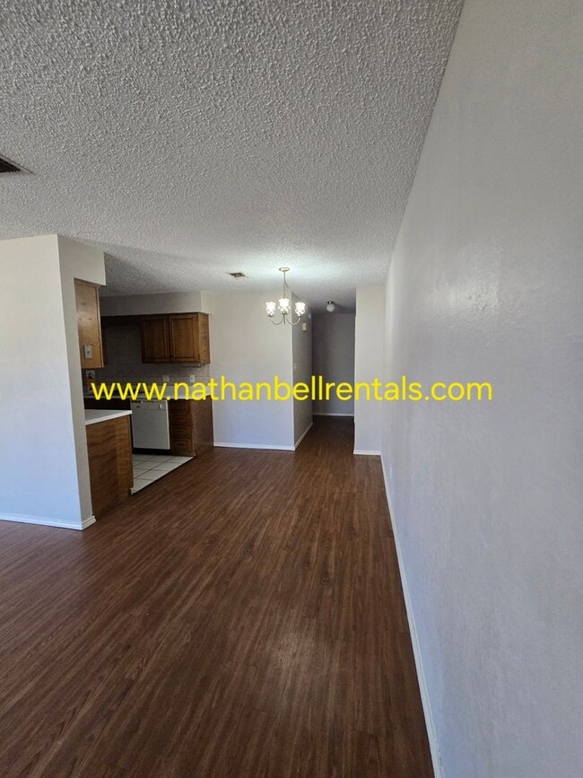 Building Photo - Duplex: 3 bed, 2 bath