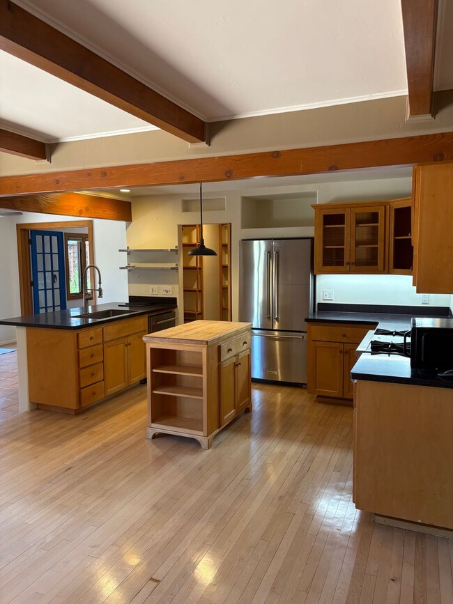 Building Photo - Unfurnished, 1-Year Long-Term Rental