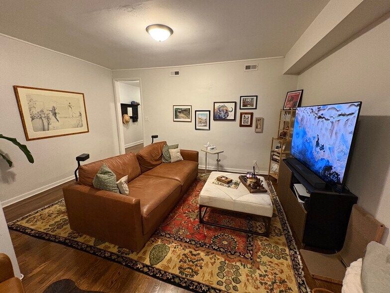 Building Photo - 4211 N Oakley Ave