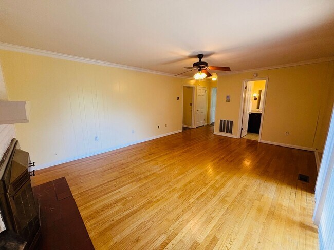 Building Photo - 405 Stonegate Dr