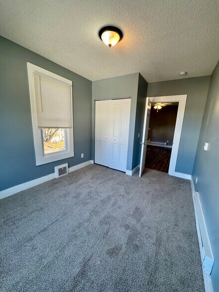 Building Photo - 627 N Division St