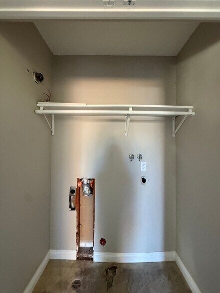 Laundry hook ups - 1954 Misty Cir