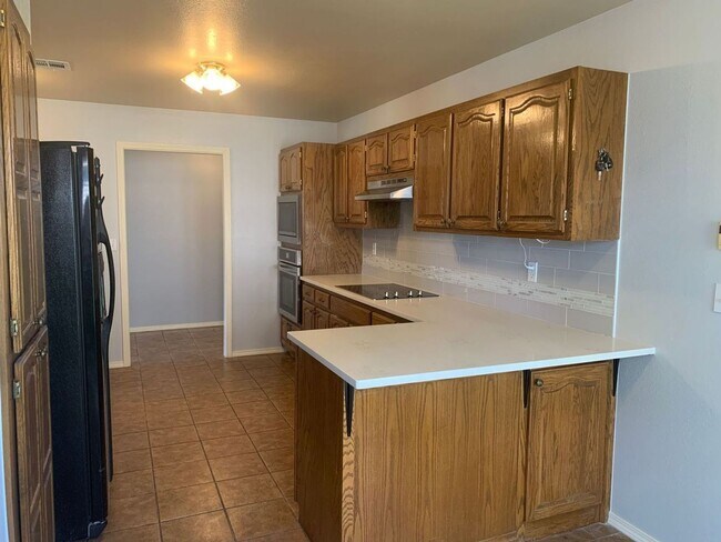 Building Photo - This beautifully updated three-bedroom, tw...