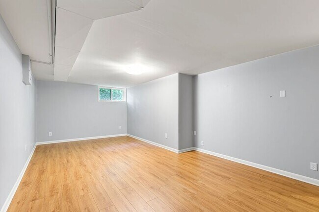 Building Photo - 2640 SW Vista Dr