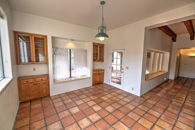 Building Photo - Single Story Foothills Home with Brand New Carpet in all Bedrooms!