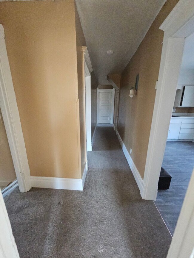 Building Photo - 706 Spring St