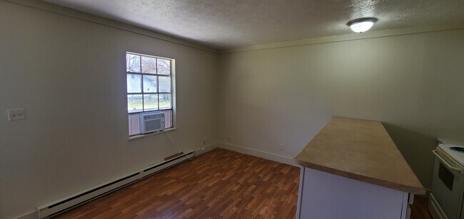 Building Photo - 823 Engineer St