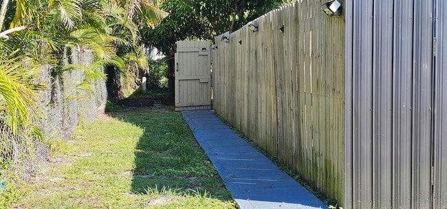 Building Photo - 3684 Pinehurst Dr