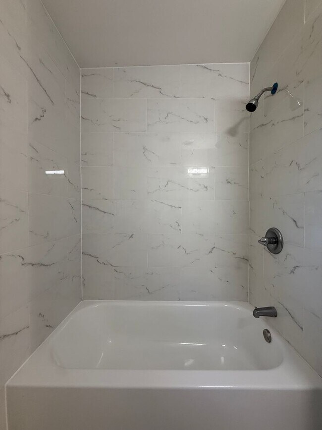 Building Photo - 3 BEDROOM 1 BATH