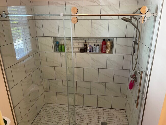 Master Bath - walk in shower - 1 Edge Ct