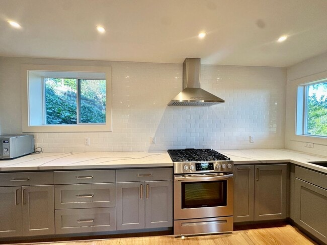 Building Photo - Fairfax Hillside Flat w/Valley Views