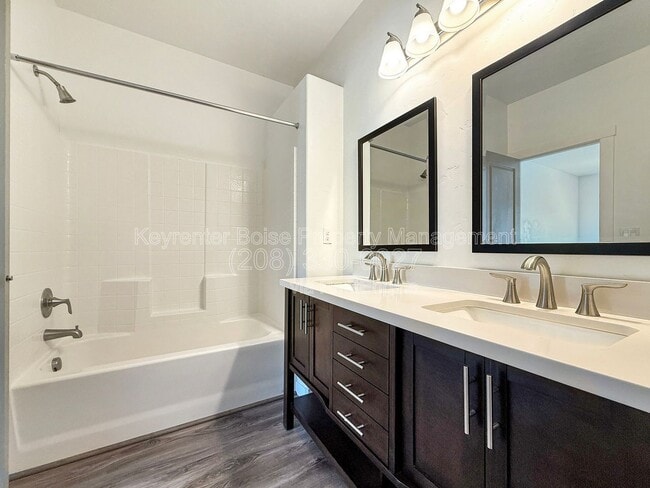 Building Photo - 2115 W Bella Ln