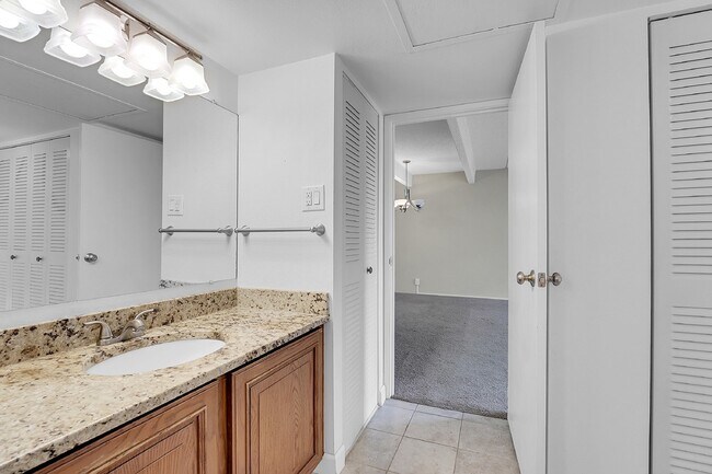 Building Photo - $1,395.00, stunning 1 bed, 1 bath condo in...